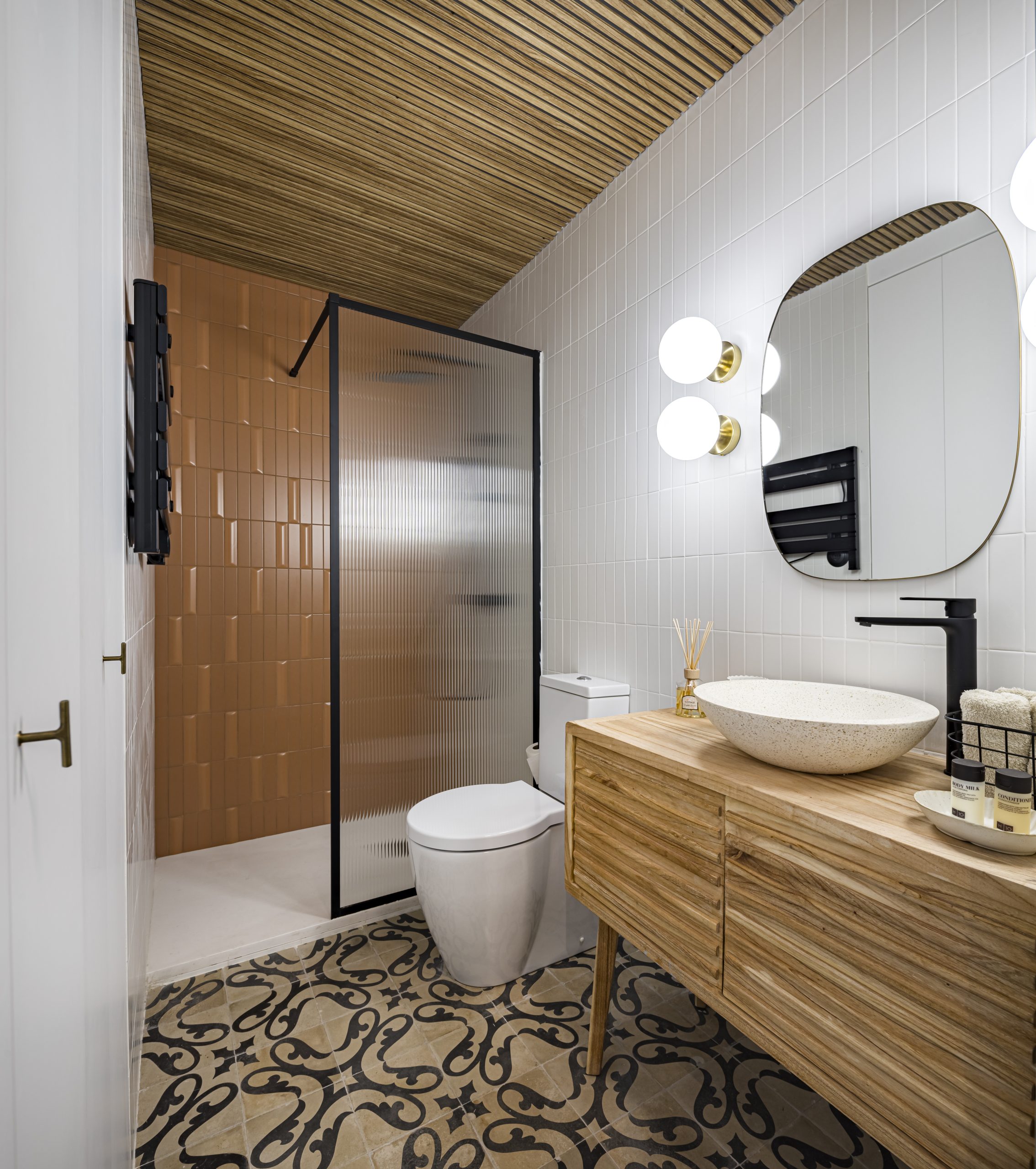 parte del baño con la ducha